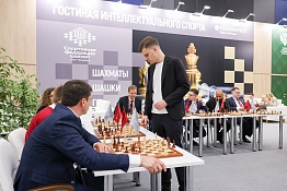 Гостиная интеллектуального спорта на ПМЮФ: сеанс одновременной игры с чемпионом Европы по шахматам и напряженный турнир по шашкам